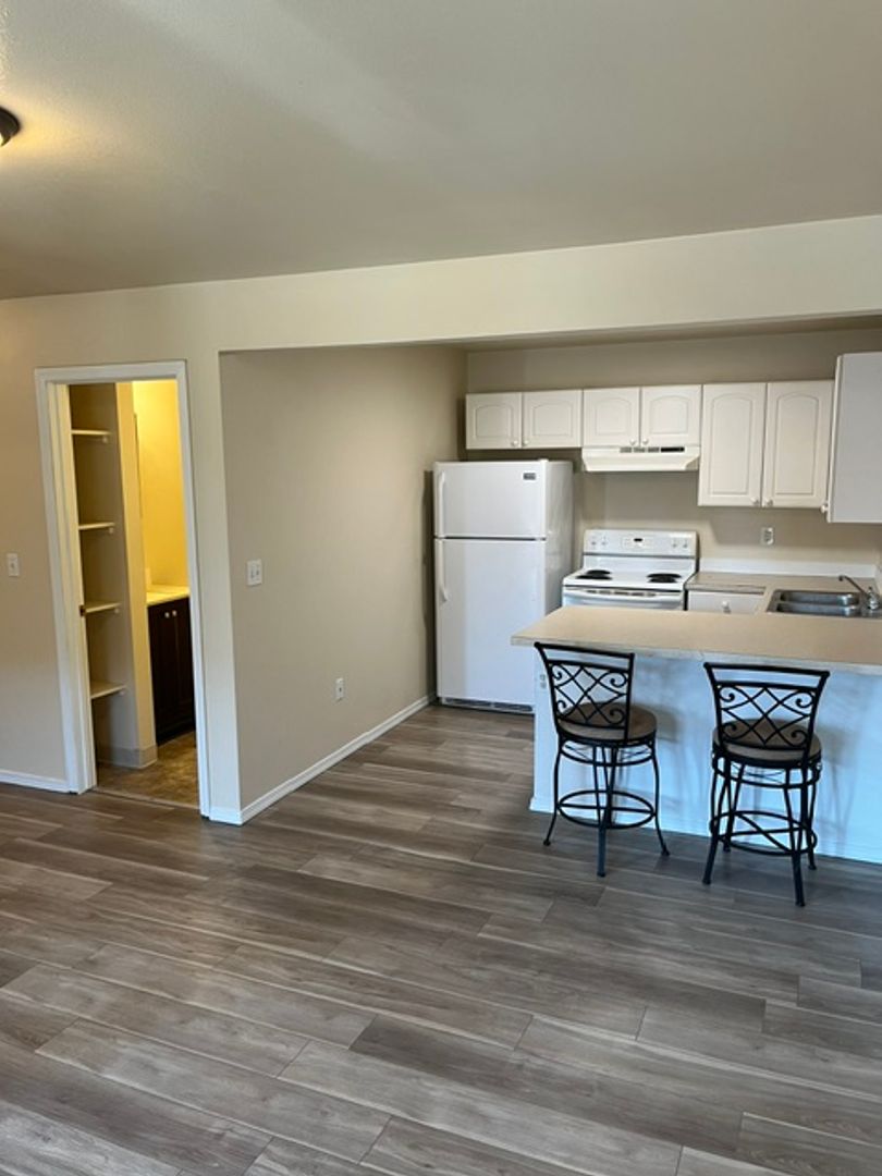 Longview Apartment: 231 Oregon Way