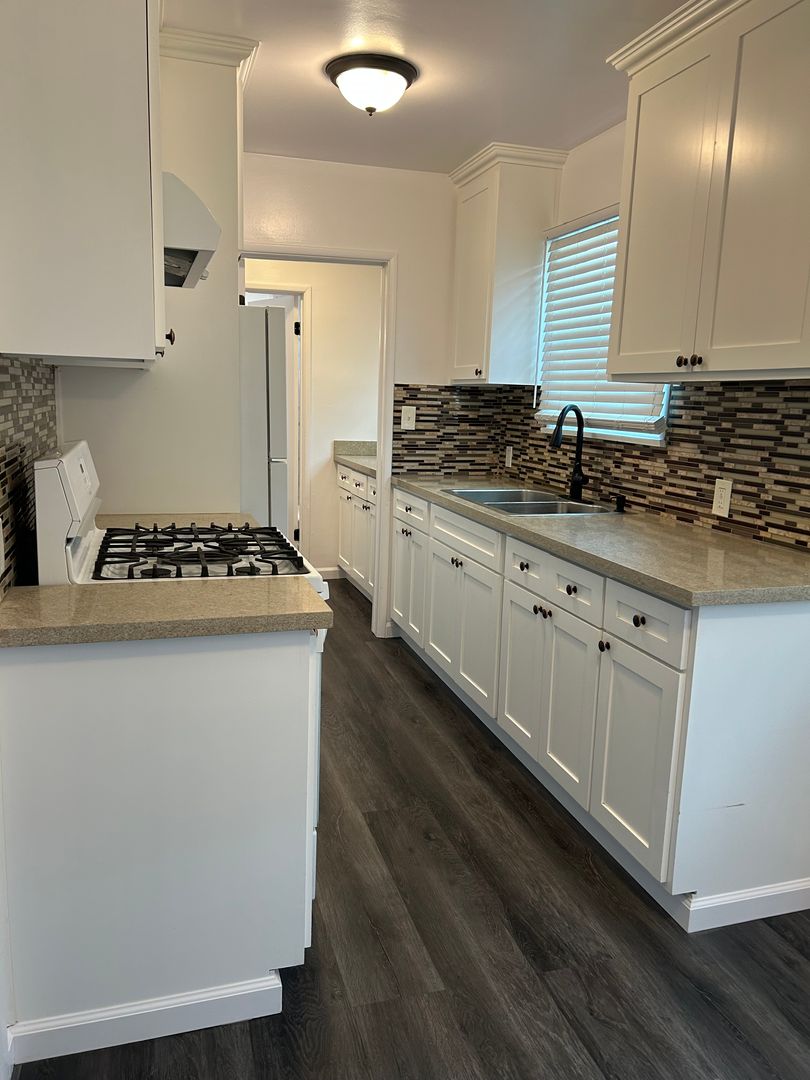 Bell Apartment: 6606-6610 Flora Avenue