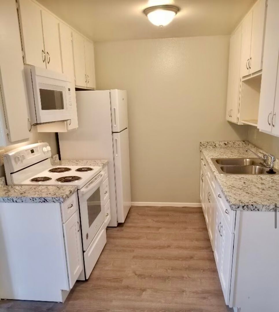 Long Beach Apartment: 421 E 9th Street