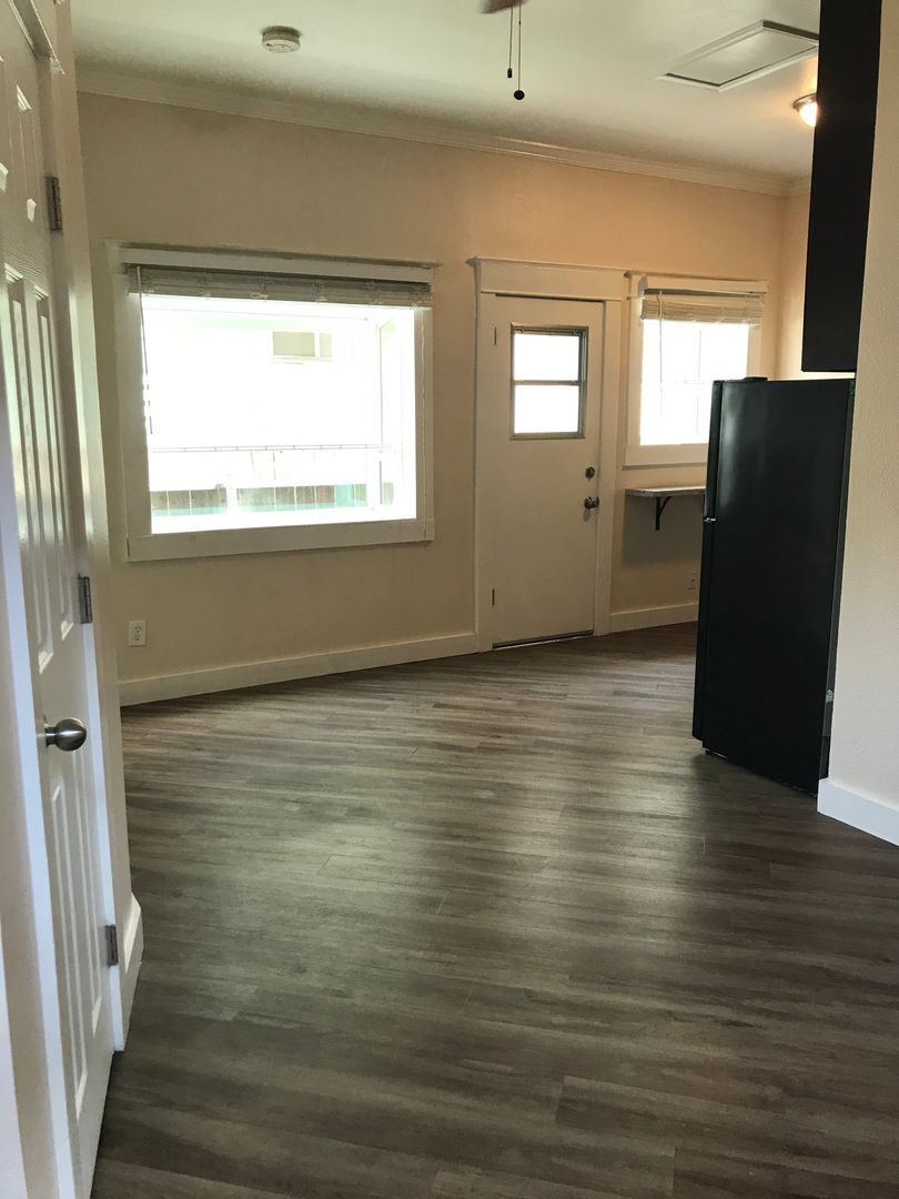 Long Beach Apartment: 477 Rose Avenue