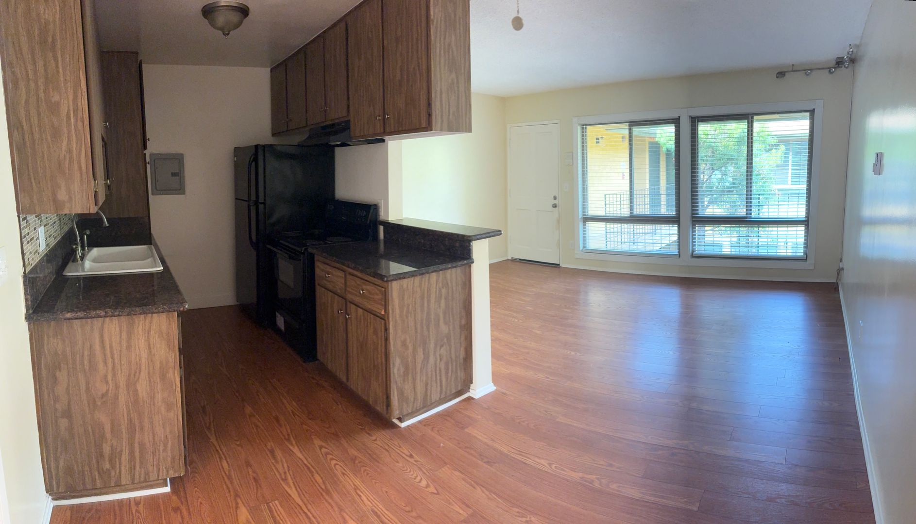 Long Beach Apartment: 360-370 Temple Avenue