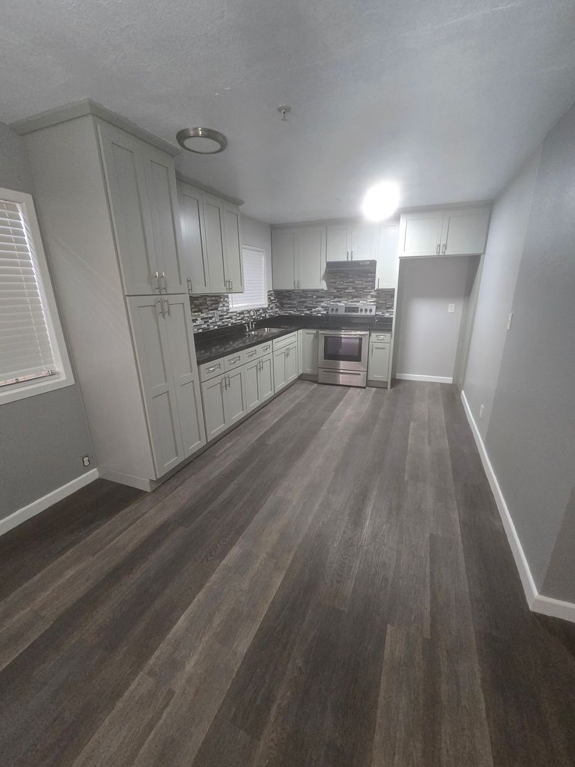 Santa Ana Apartment: 421 E. 16th St.