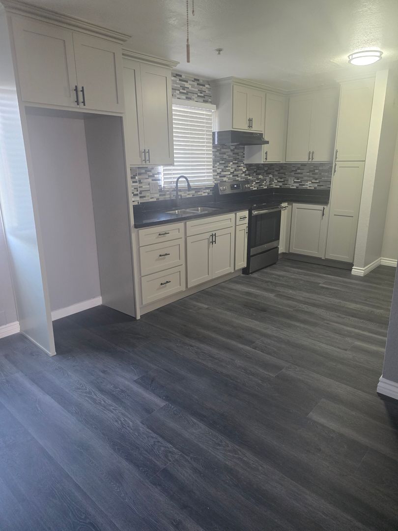 Santa Ana Apartment: 421 E. 16th St.