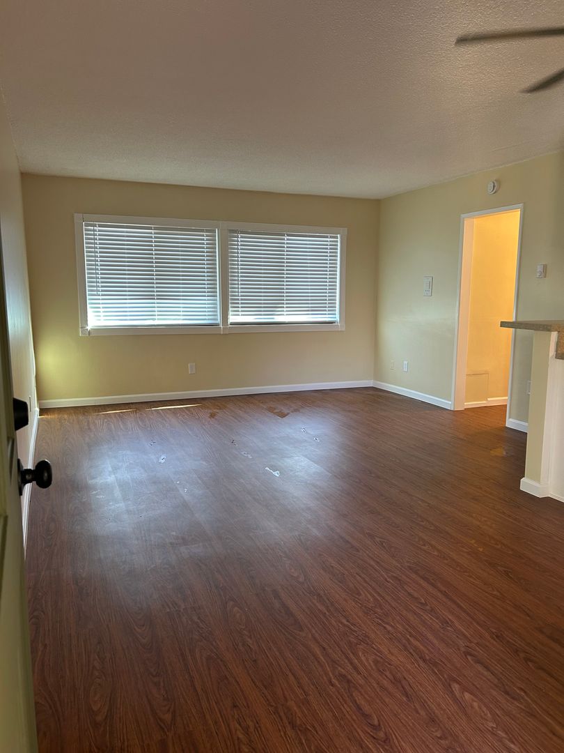 Long Beach Apartment: 360-370 Temple Avenue