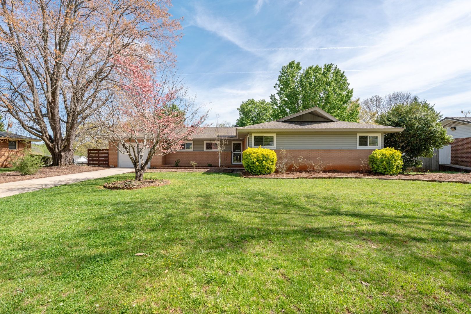 Greenville House: 7 Camelback Road
