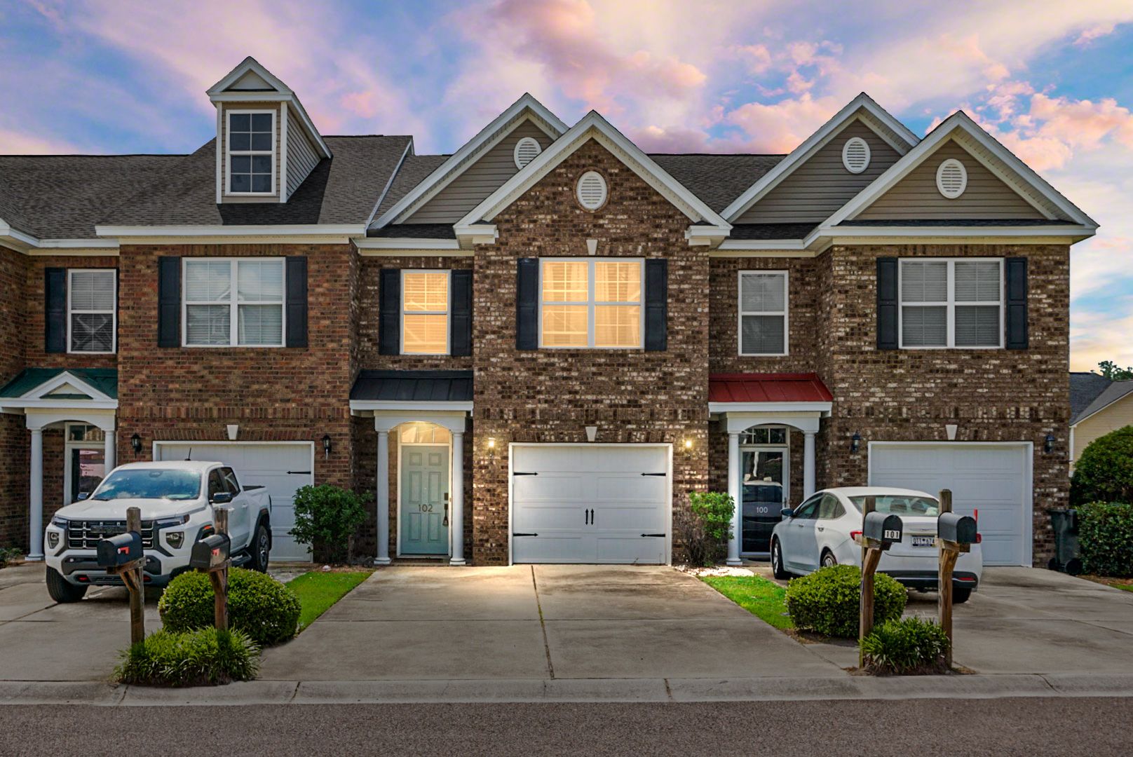 Summerville House: 102 Lamplighter Ln