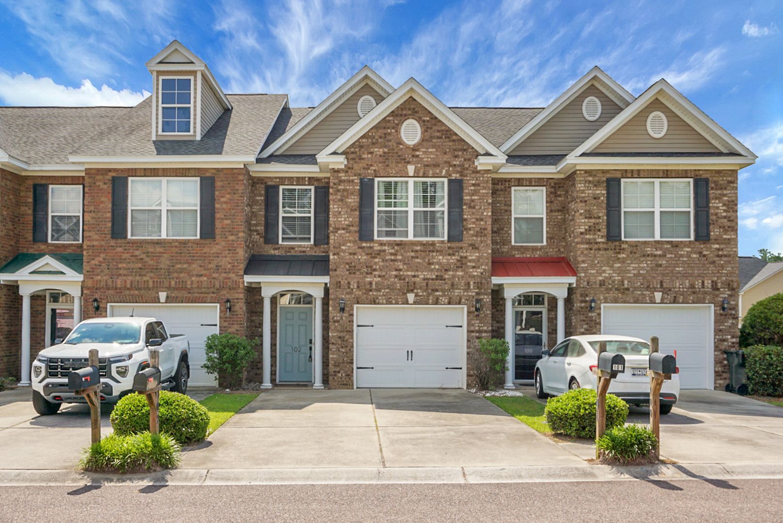 Summerville House: 102 Lamplighter Ln