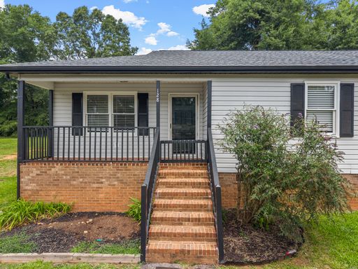 Freshly renovated 2 bed 2 bath home-$500 off first month rent!!