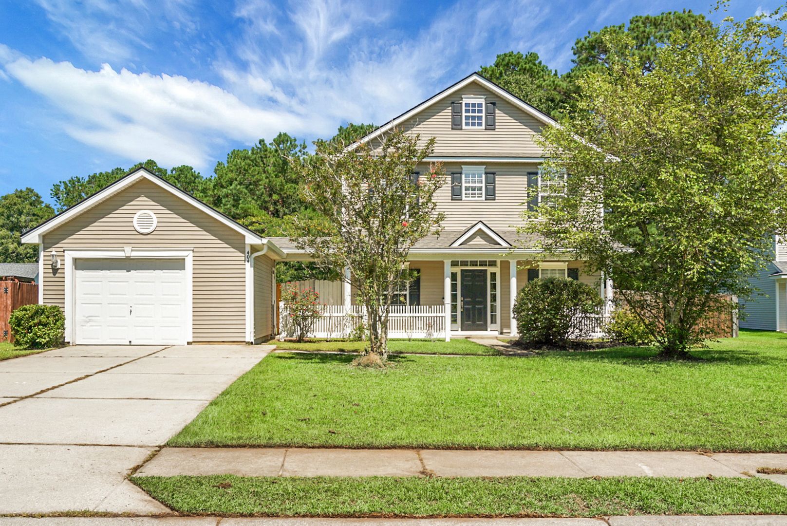 Summerville House: 404 Seneca River Drive