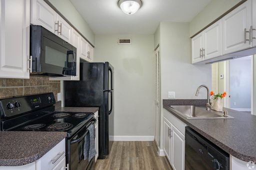 Beautiful 1 bedroom 1 bath with the best location in town! 1 Month's Rent Free! – photo 1