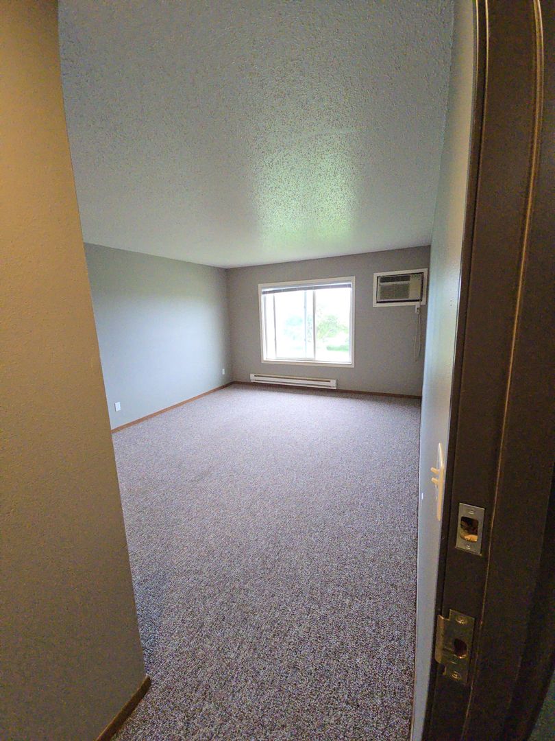 Storm Lake Apartment: 1724 E Milwaukee