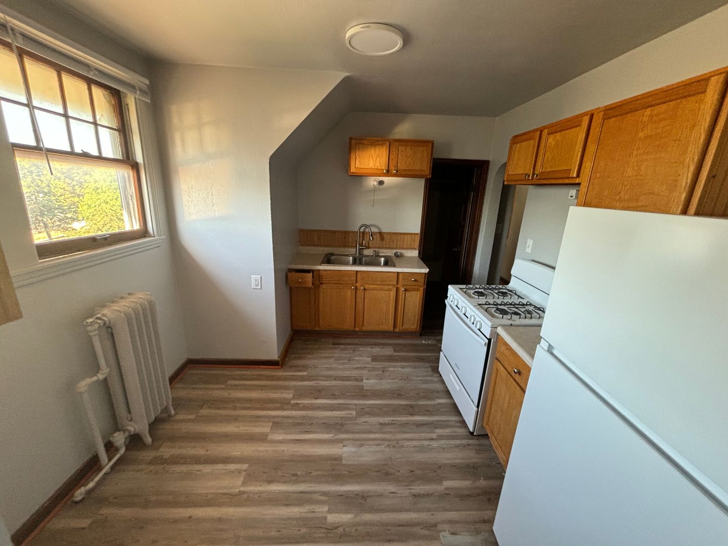 Cherokee Apartment: 729 W Cedar St