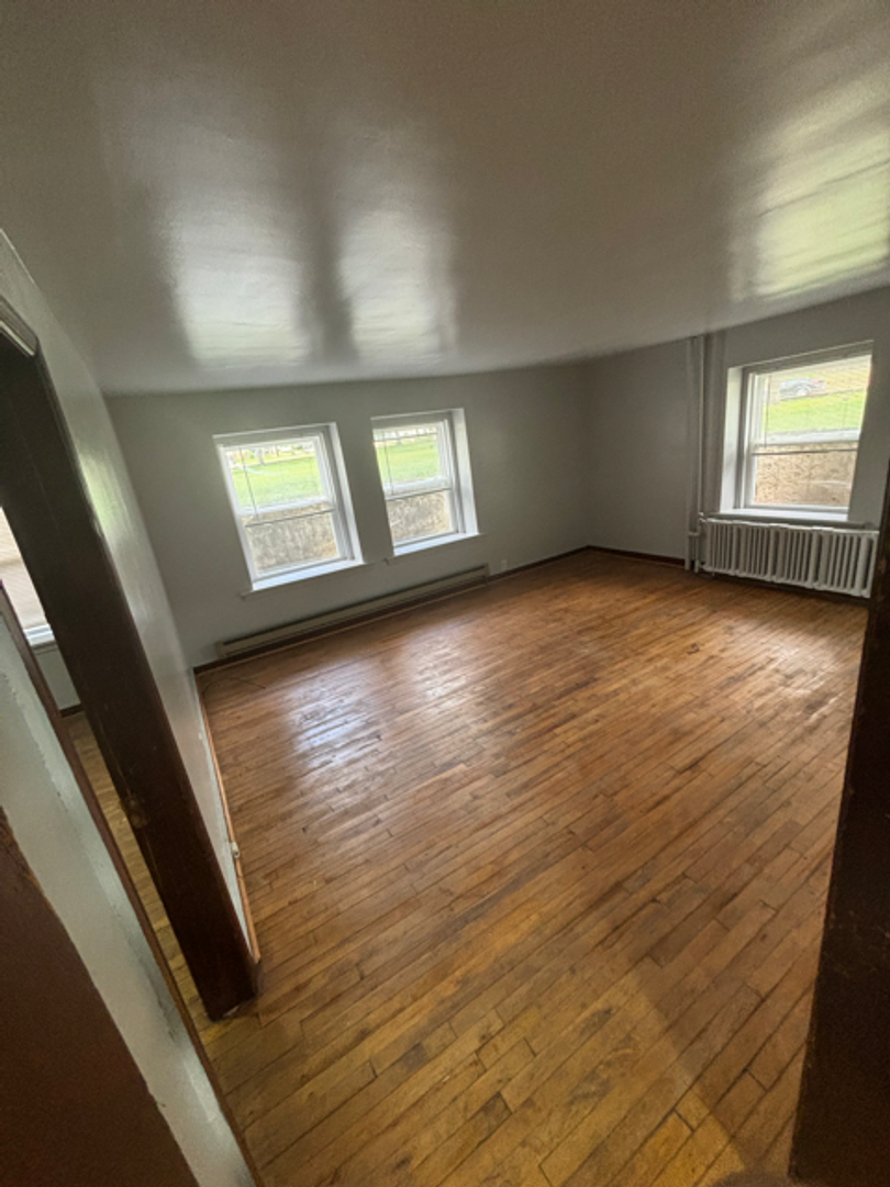 Cherokee Apartment: 729 W Cedar St