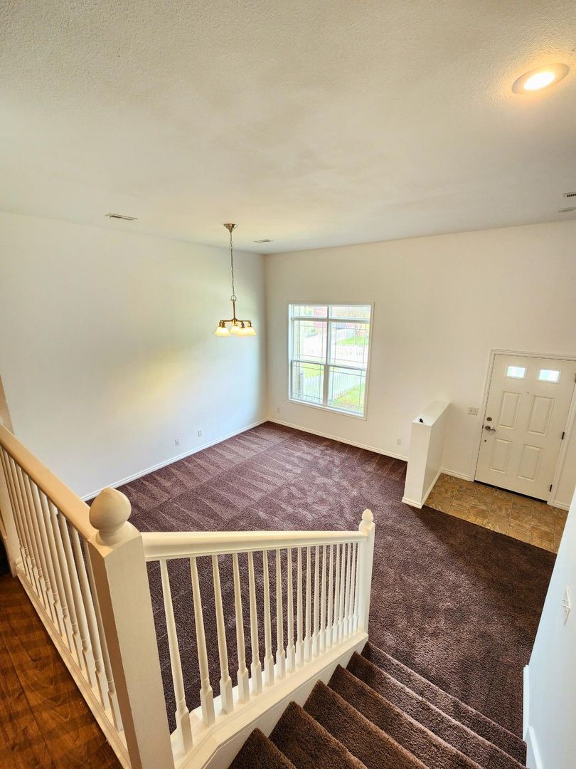 Junction City House: 62 Fuller Cir