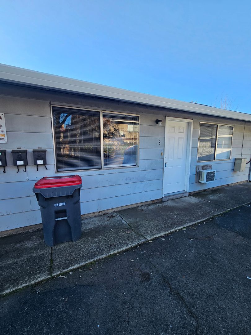 Medford Apartment: 418 S Oakdale Ave