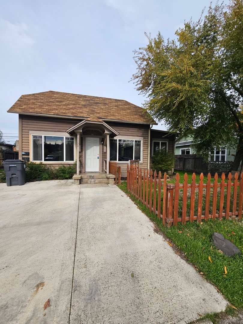 Medford Apartment: 1130 W Ninth Street