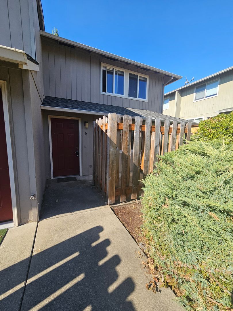 Grants Pass Apartment: 1822 NE Fairview Ave