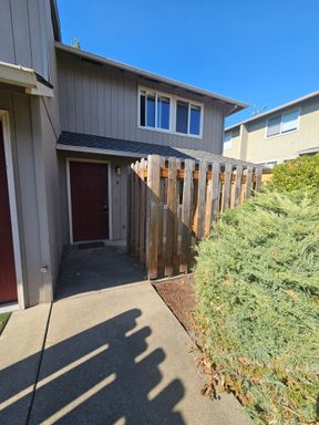 Townhouse in Grants Pass! – photo 1