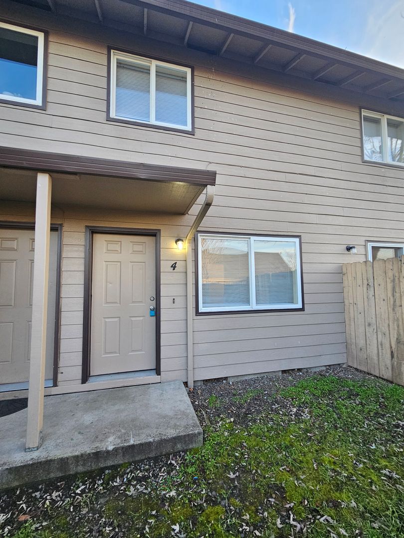 Medford Apartment: 1867 N Keene Way Drive