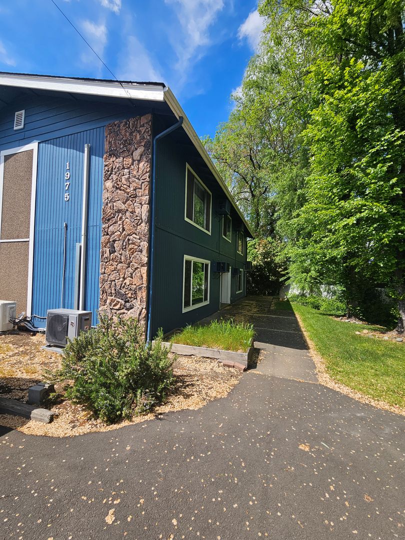 Medford Apartment: 1975 Crater Lake Ave.