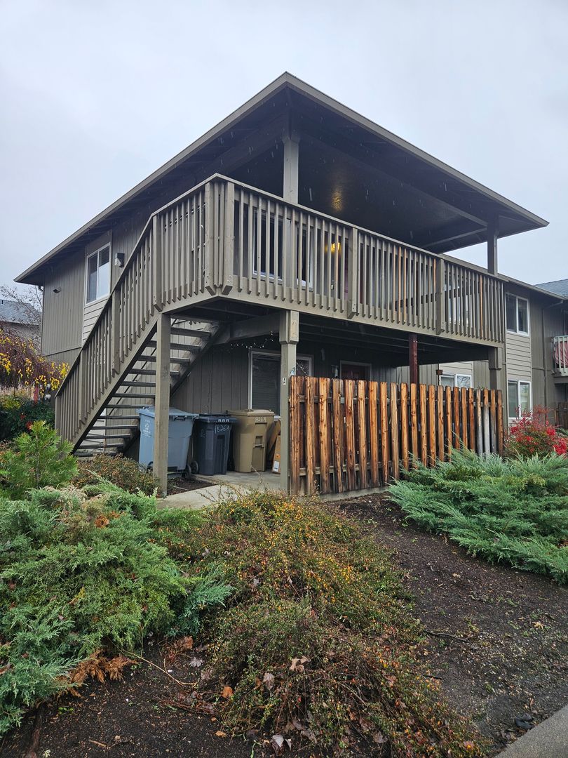 Grants Pass Apartment: 1826 NE Fairview Ave