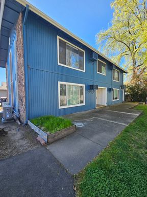 Upstairs 1 Bedroom Apartment with Onsite Laundry