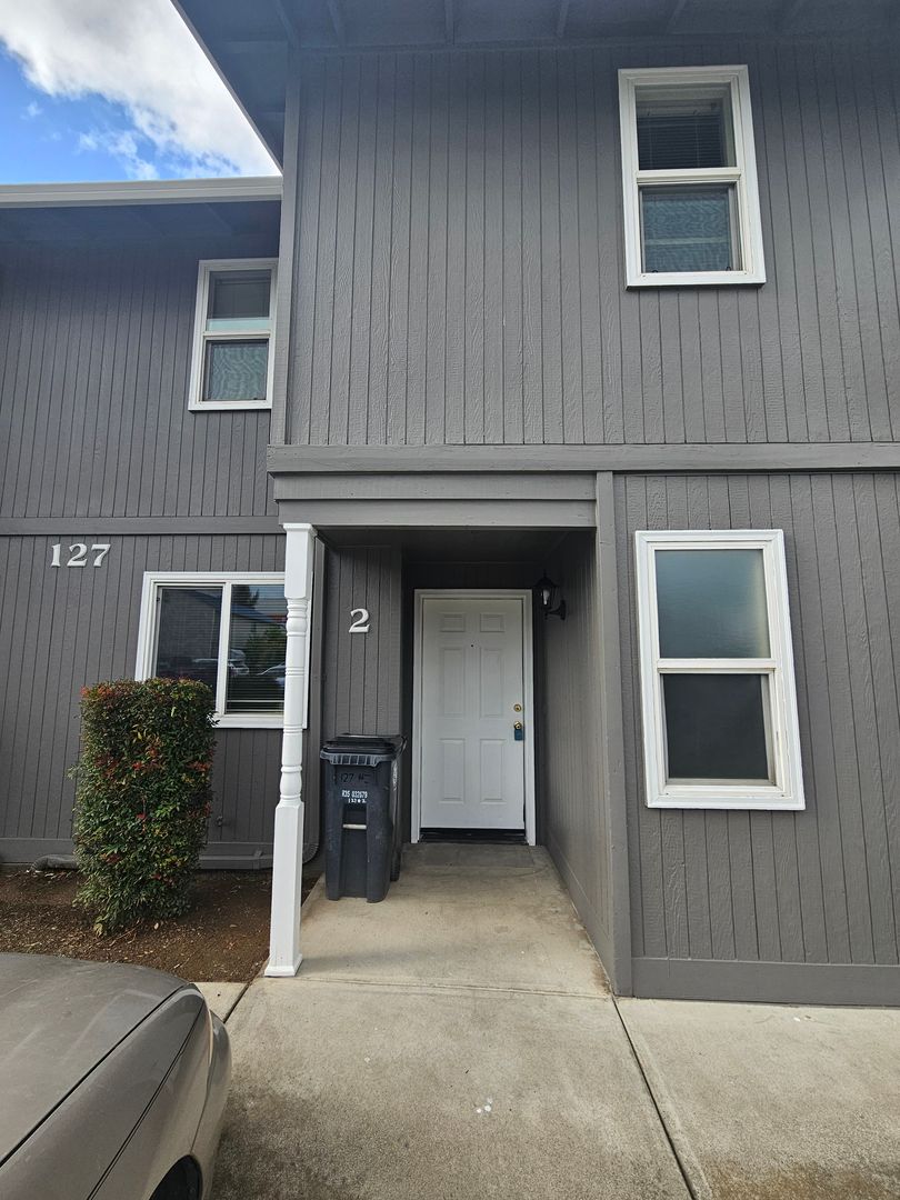 Medford Apartment: 127 Omni Circle #1-4