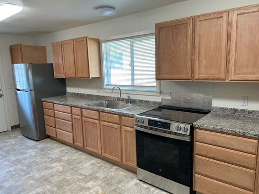 $300 OFF FIRST MONTH'S RENT! Completely Remodeled Home with Bonus Room in Klamath Falls – photo 1