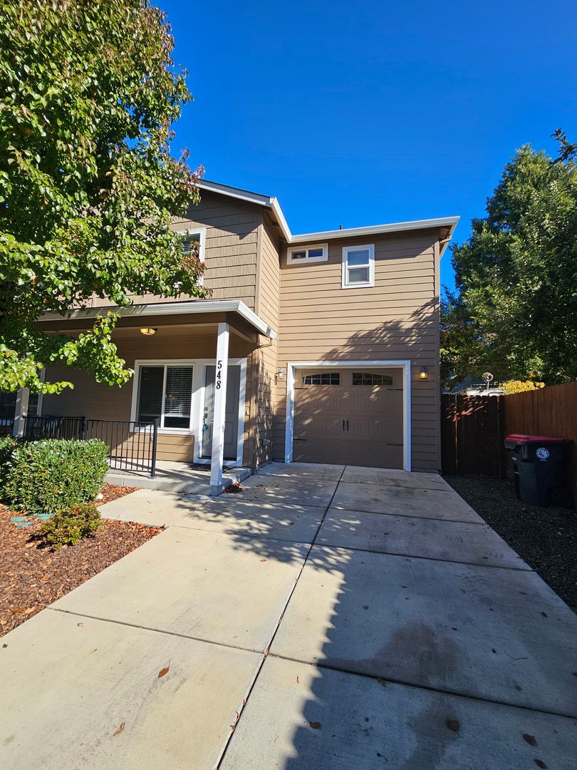 Central Point Apartment: 544/548 Gray Court