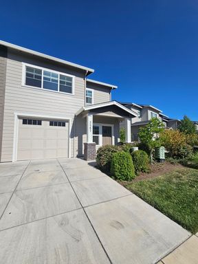 Beautiful newly constructed townhomes in East Medford – photo 1