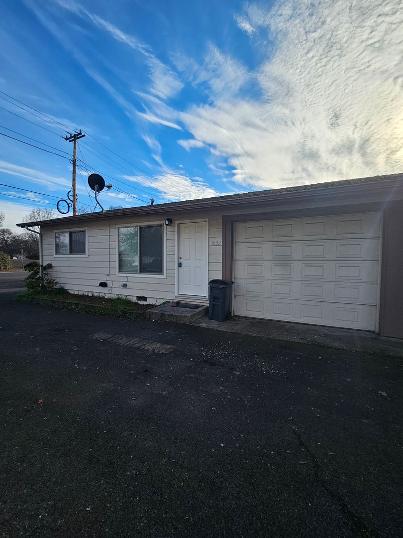 Medford Apartment: 1018-1024 S Grape St