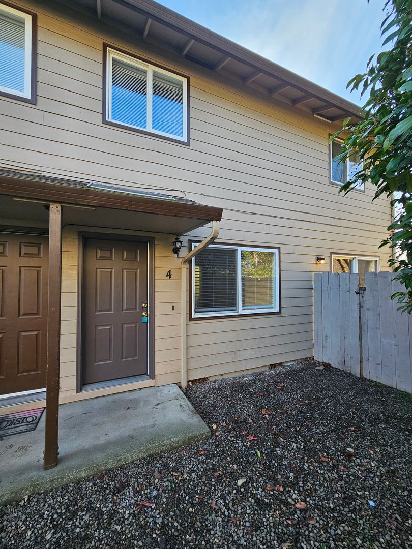 Medford Apartment: 1863 N Keene Way Dr