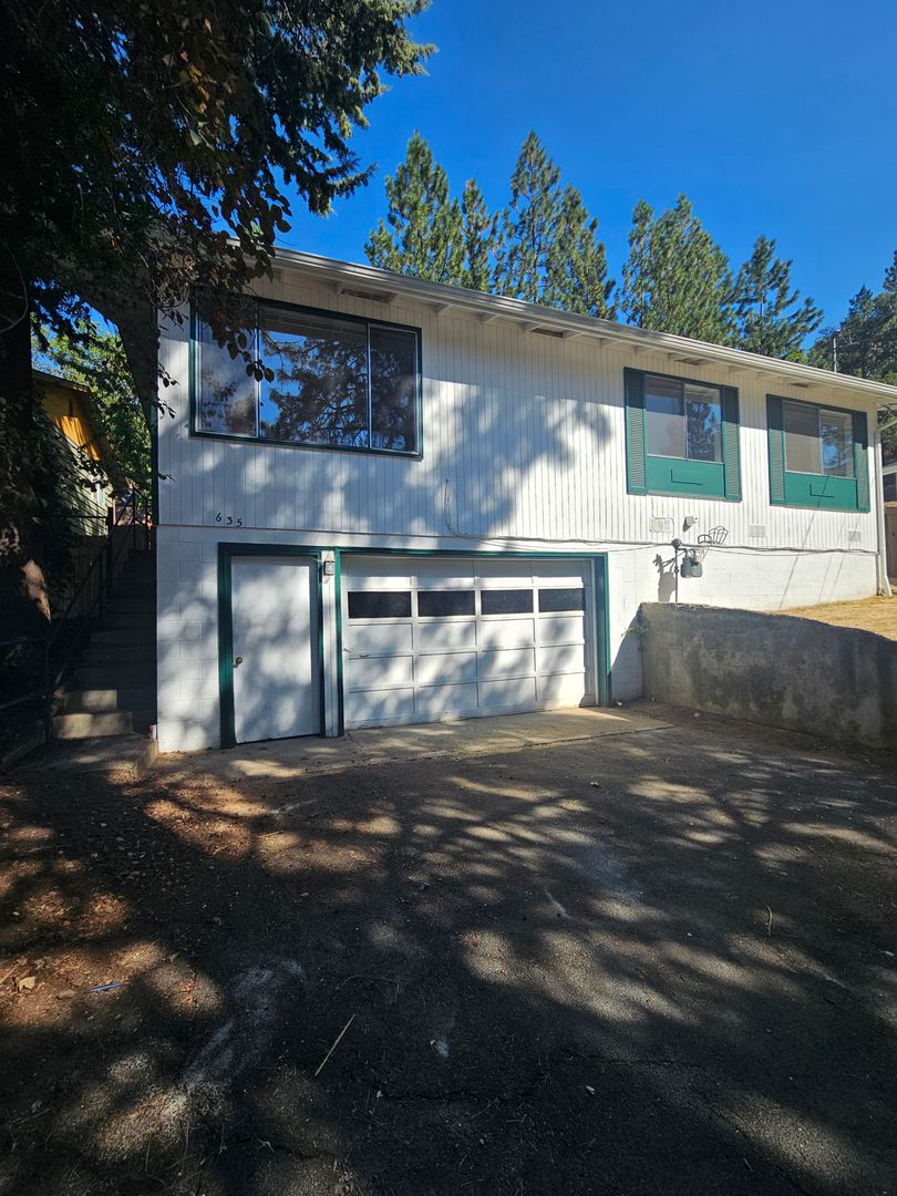 Jacksonville House: 635 S 5th St