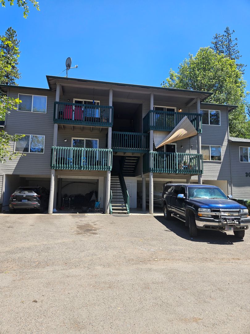Shady Cove Apartment: 300 Indian Trail Court