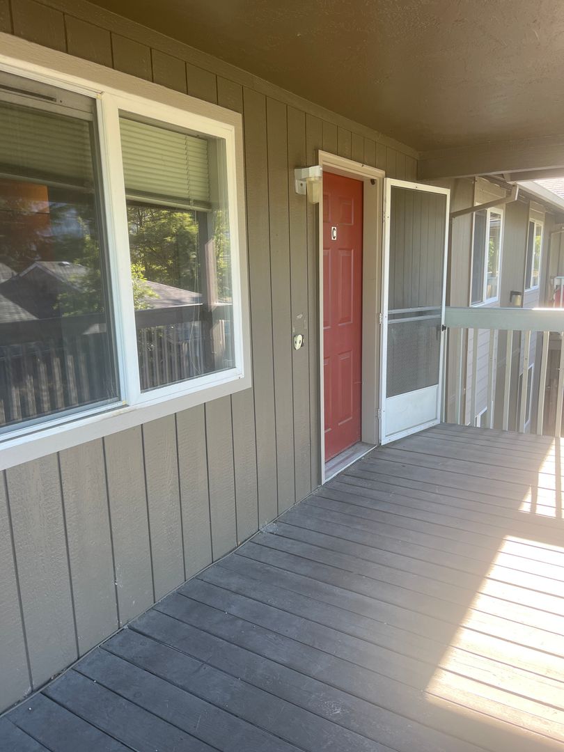 Grants Pass Apartment: 1826 NE Fairview Ave