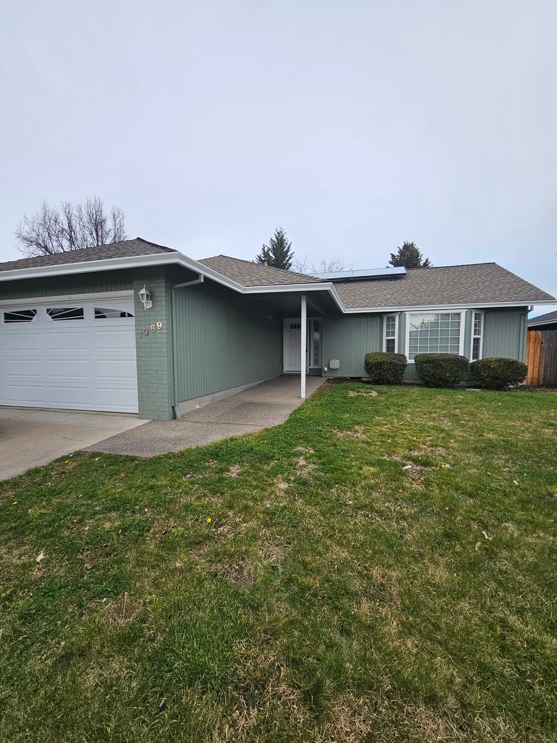 Central Point House: 1069 Pittview Ave