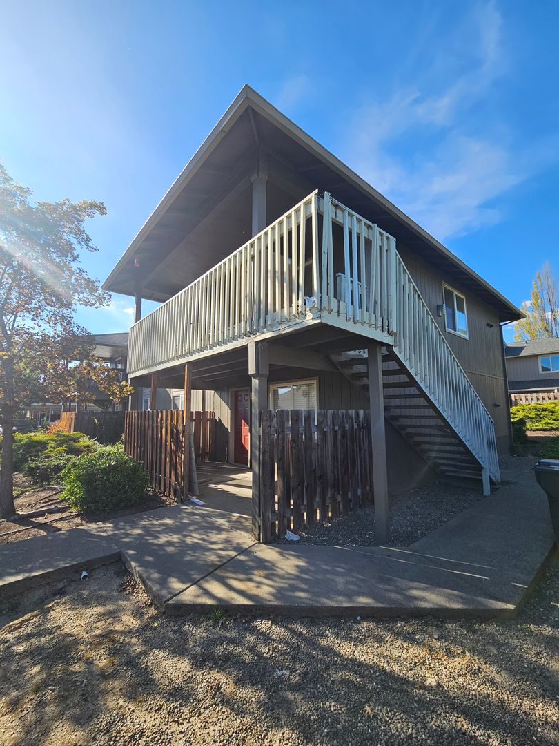 Grants Pass Apartment: 1826 NE Fairview Ave