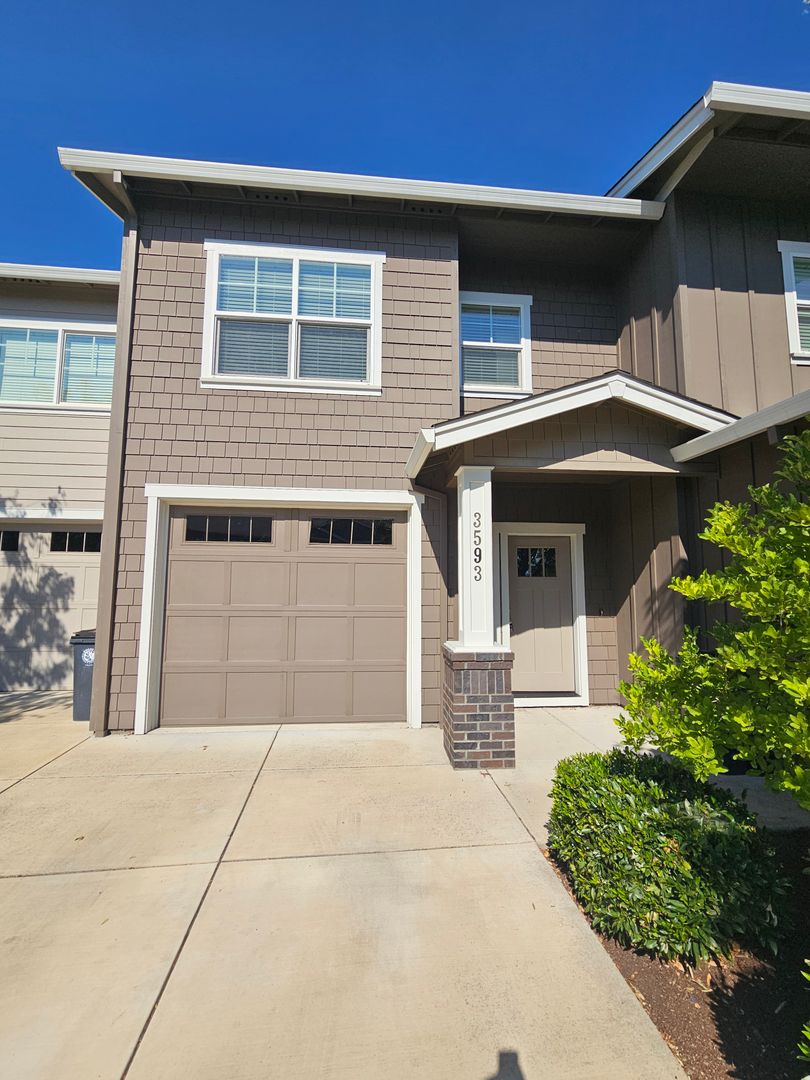 Medford Townhome: 3593 Juanipero Way