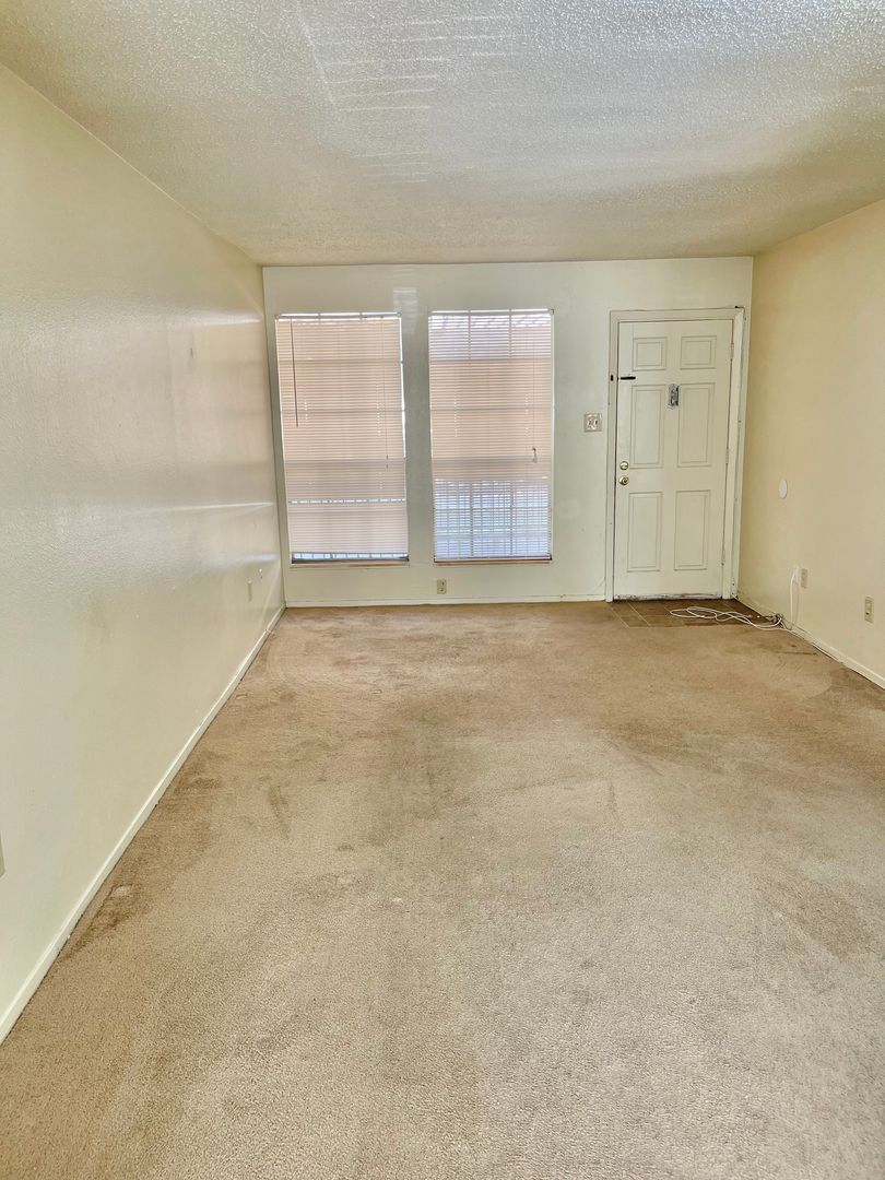 Baton Rouge Apartment: 9228 Florida Blvd  1-40