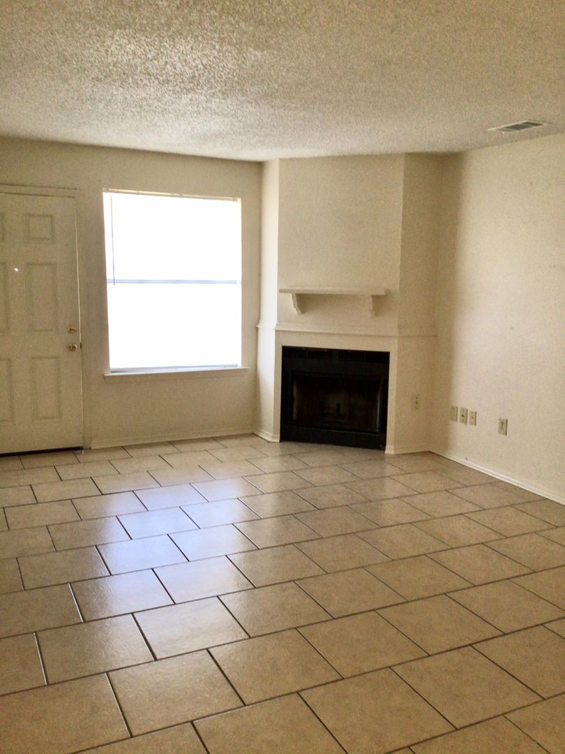 Baton Rouge Apartment: 2647 Amanda Dr