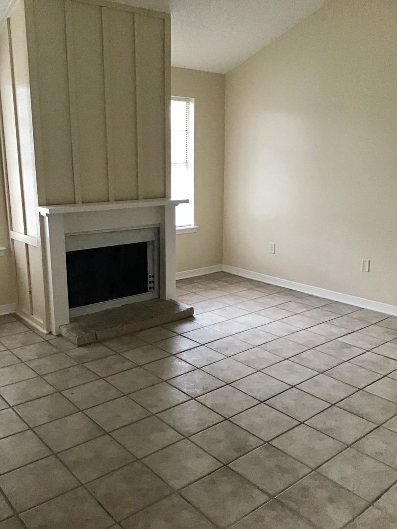 Baton Rouge Apartment: 2132 Gardere Lane