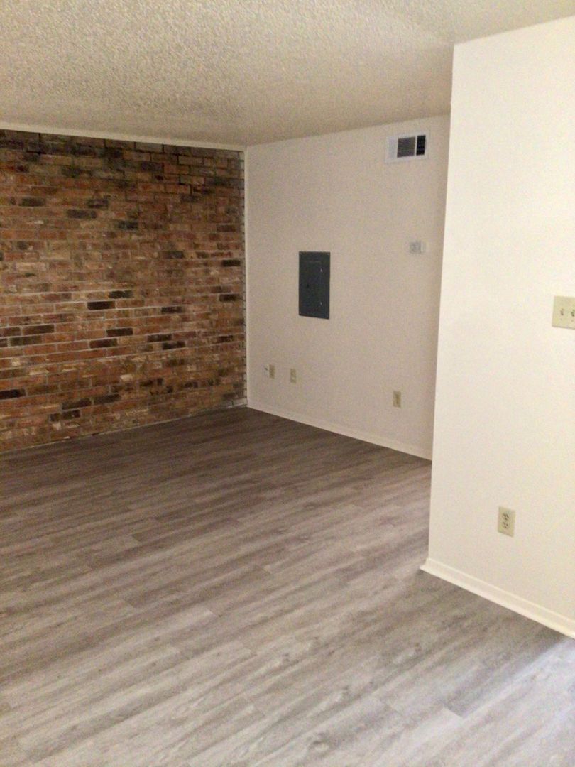 Baton Rouge Apartment: 9228 Florida Blvd  1-40