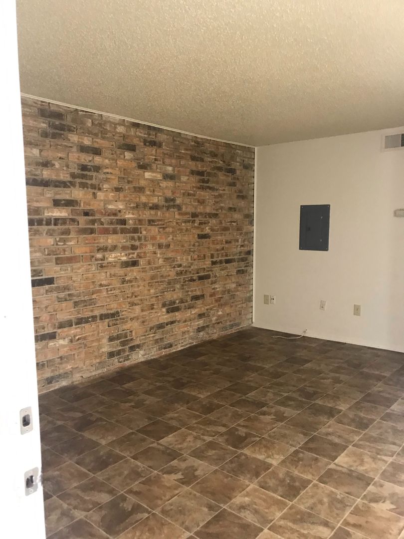 Baton Rouge Apartment: 9228 Florida Blvd  1-40