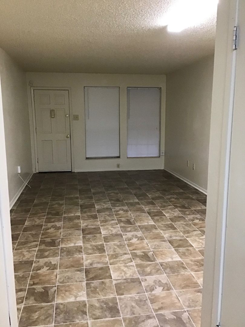 Baton Rouge Apartment: 9228 Florida Blvd  1-40