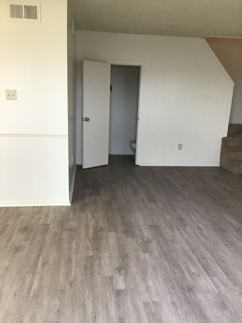 Baton Rouge Apartment: 9228 Florida Blvd  1-40