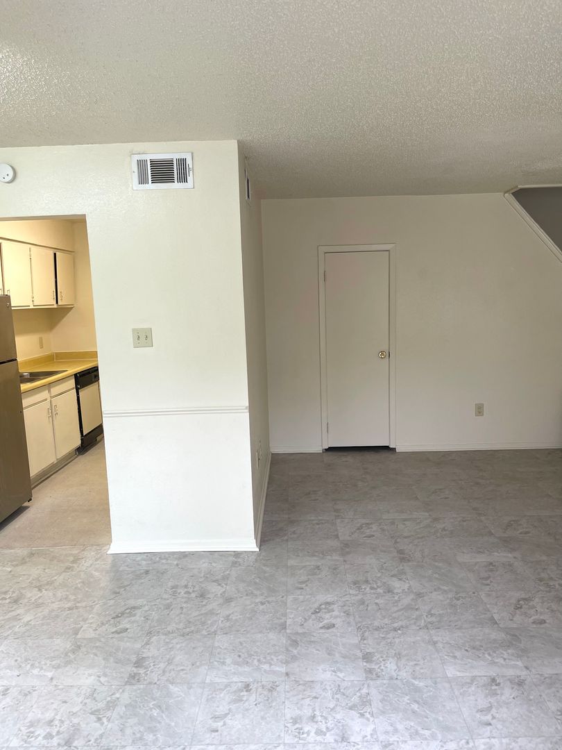 Baton Rouge Apartment: 9228 Florida Blvd  1-40