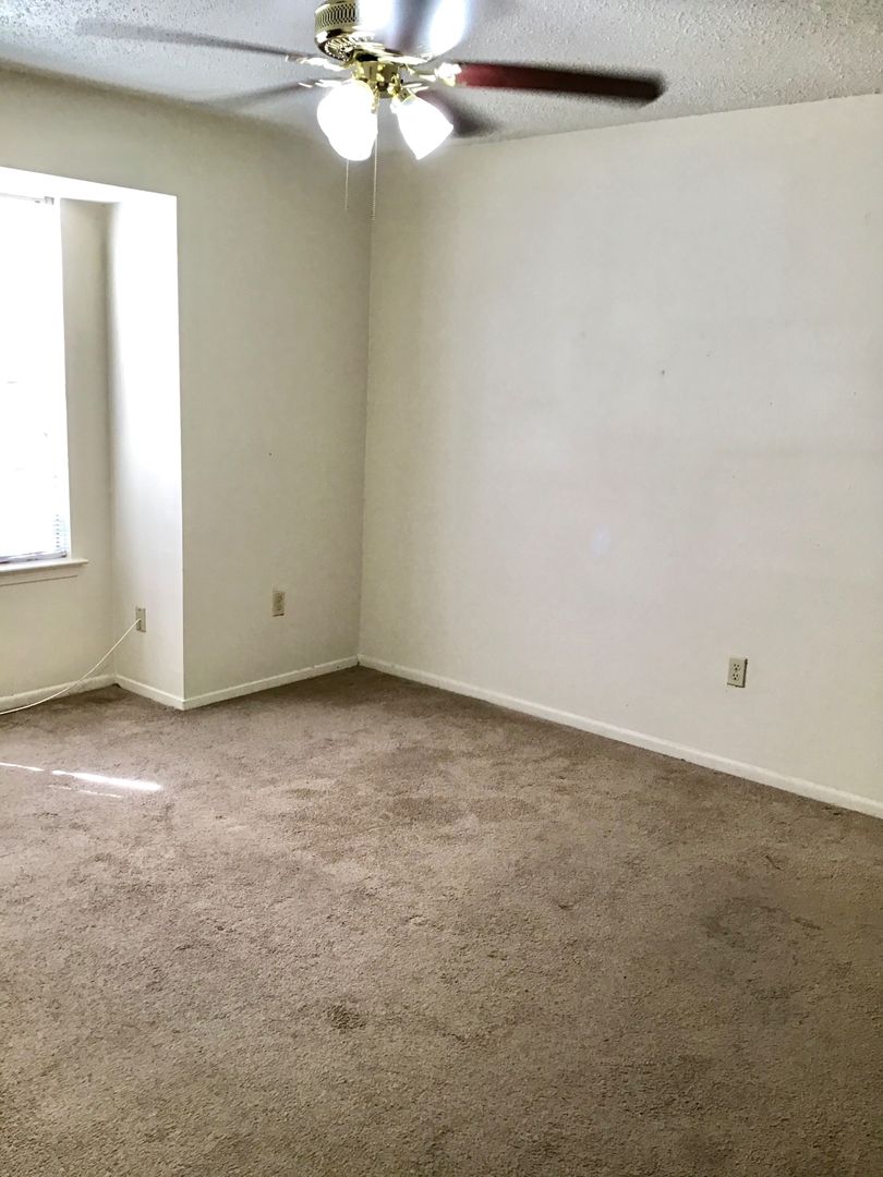 Baton Rouge Apartment: 2715 Amnada Dr