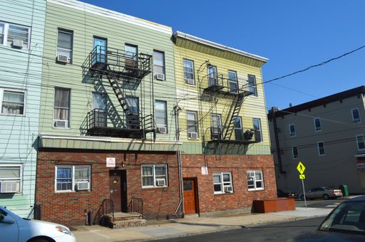 $1,175.00 STUDIO APT. W/ HEAT &amp; HOT WATER INCL.@ 76 Hancock Ave.