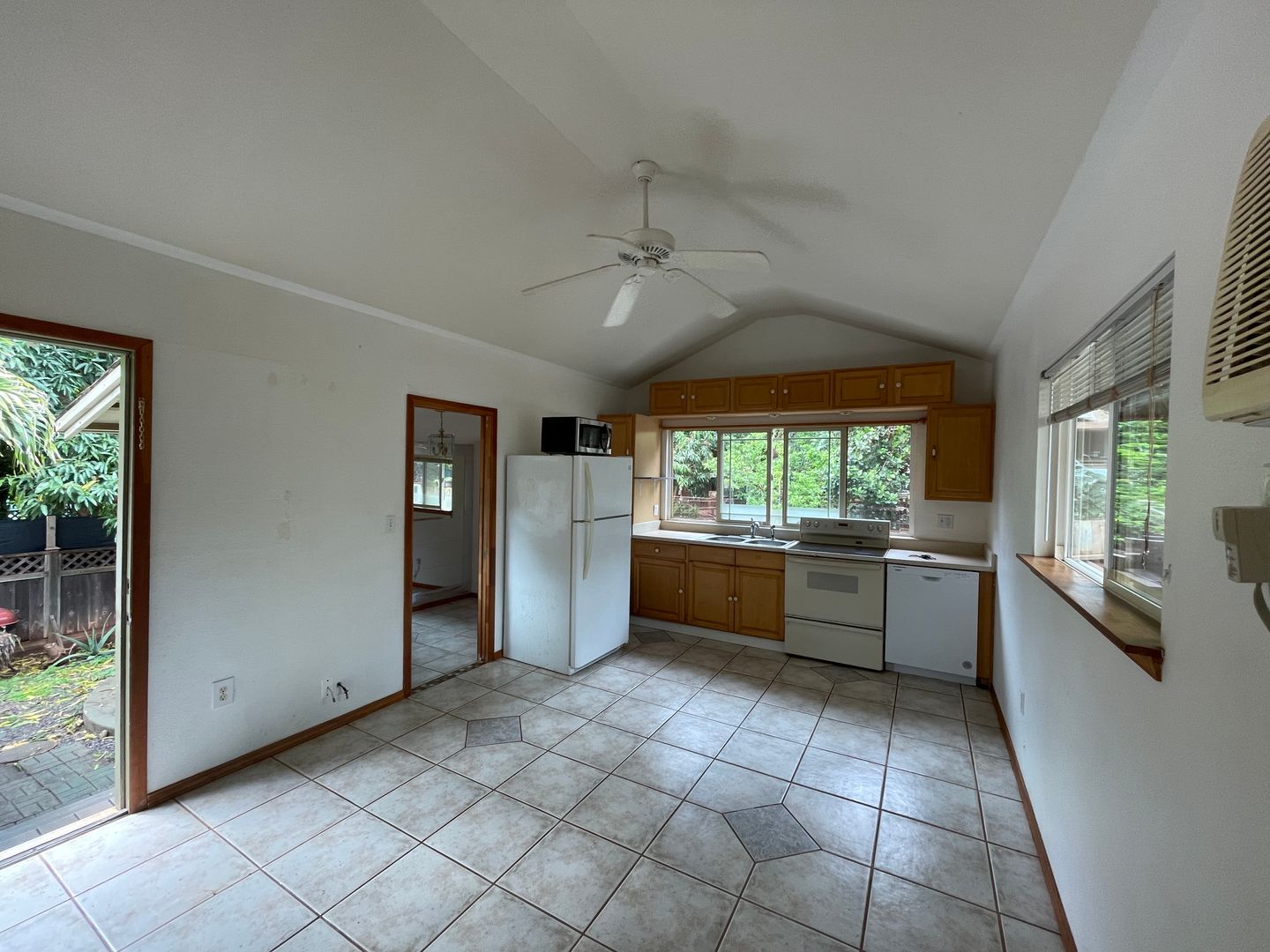 Lahaina House: 23 Haku Hale Place- Ohana