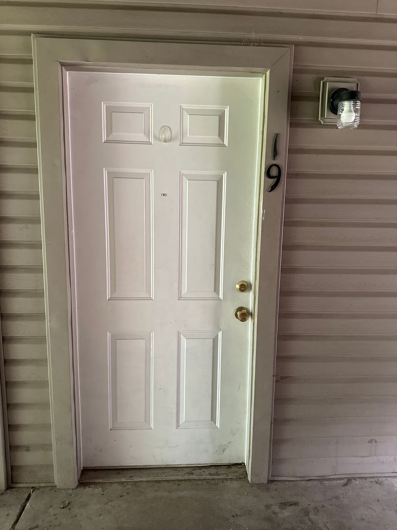 Van Buren Apartment: 617 S 6TH